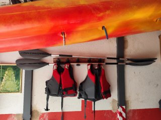 Kayak naranja y rojo con accesorios