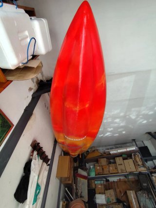 Kayak naranja y rojo con accesorios