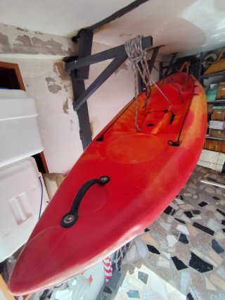 Kayak naranja y rojo con accesorios