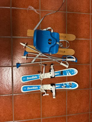Esquís infantiles con bastones y asiento