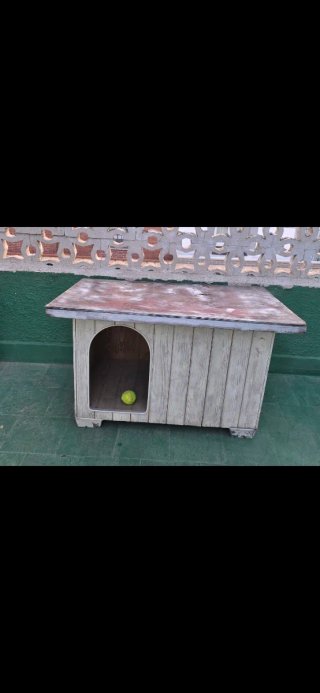 Casa para perro de madera beige y marrón