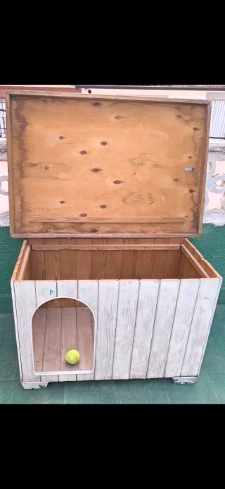 Casa para perro de madera beige y marrón