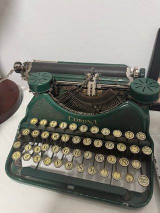 Máquina de escribir antigua Corona verde