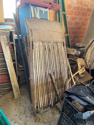 Trilla antigua de madera y metal