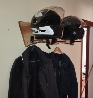 Soporte Perchero para 3 Cascos
