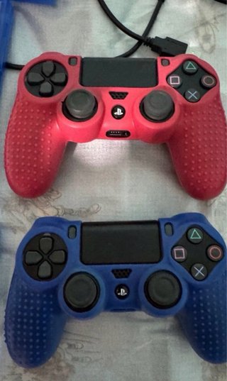 PS4 con 2 mandos y 4 juegos
