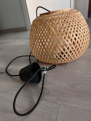 Lámpara colgante de mimbre tejida