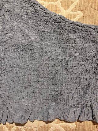 Top asimétrico azul con volantes