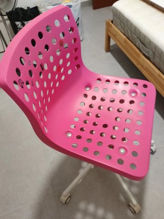Silla de escritorio rosa con ruedas