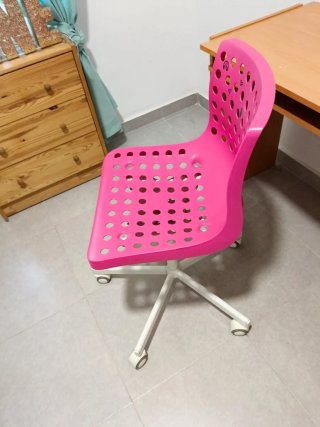 Silla de escritorio rosa con ruedas