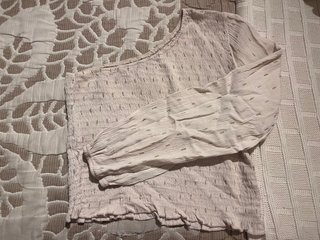 Top asimétrico beige con detalles dorados