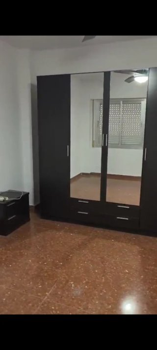 Armario de madera con puertas de cristal