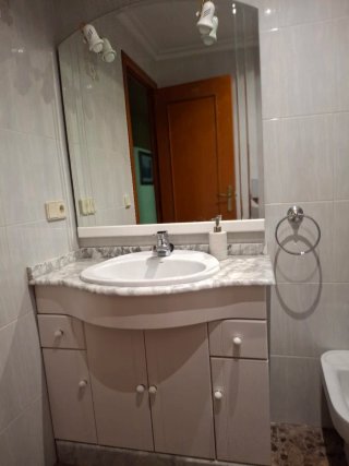 Lavabo de baño con espejo