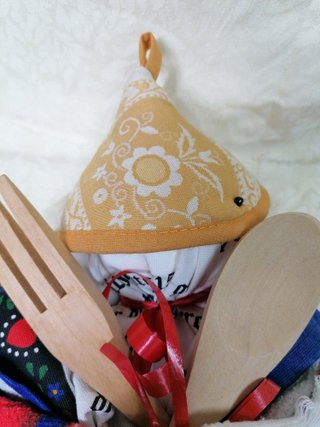 Pupazzo con strofinacci e utensili cucina