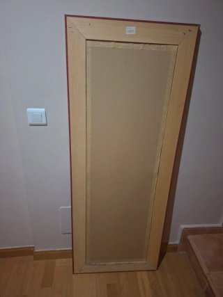 Espejo de pared con marco de color.