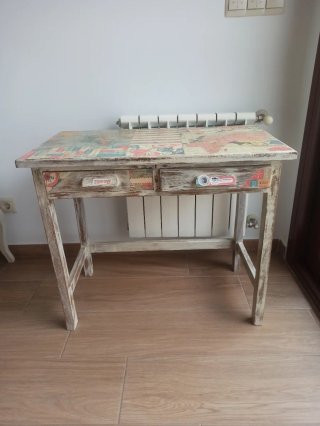 Mesa auxiliar antigua restaurada