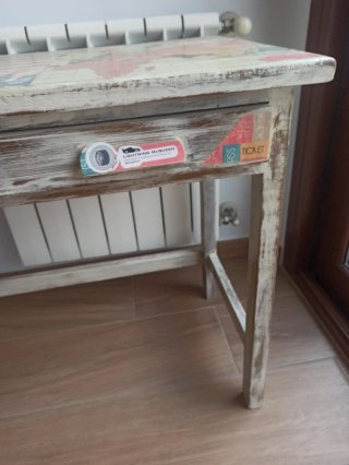 Mesa auxiliar antigua restaurada