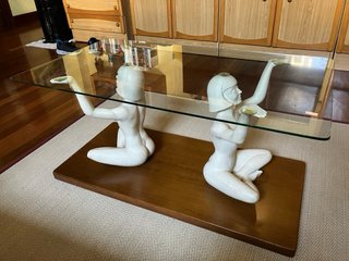 Mesa cristal figuras femeninas madera