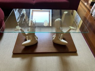 Mesa cristal figuras femeninas madera