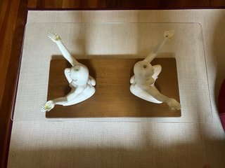 Mesa cristal figuras femeninas madera