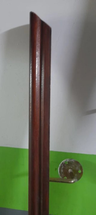 Pasamanos madera oscura con soporte metálico