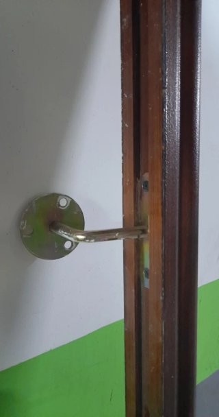 Pasamanos madera oscura con soporte metálico