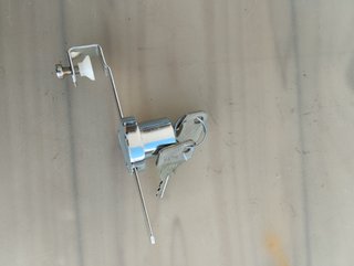 Cerradura metálica para vitrina