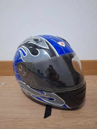Casco de moto azul y negro