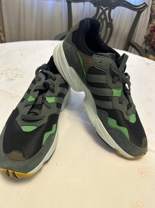 Deportivas Adidas, Negras y Verdes