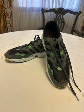 Deportivas Adidas, Negras y Verdes