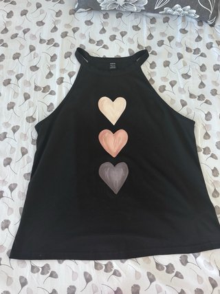 Camiseta SHEIN negra con corazones M