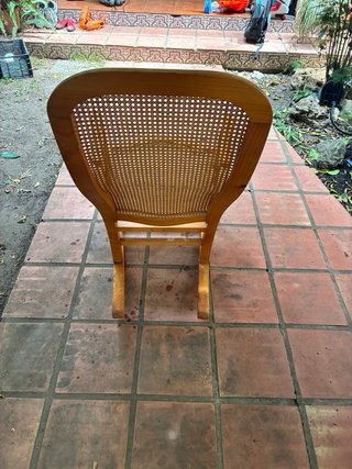 Mecedora de madera con rejilla