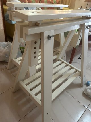 Mesa de estudio blanca de madera