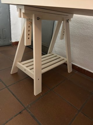 Mesa de estudio blanca de madera
