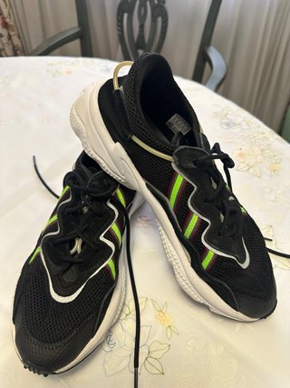 Deportivas Adidas Negras con Detalles Verdes