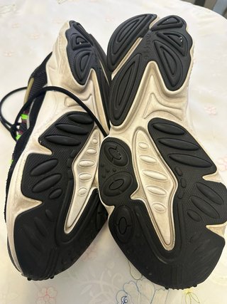 Deportivas Adidas Negras con Detalles Verdes