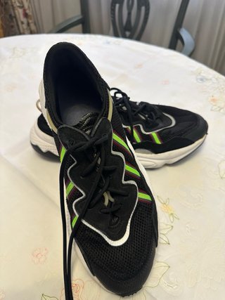 Deportivas Adidas Negras con Detalles Verdes