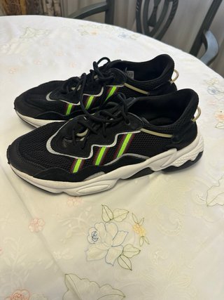 Deportivas Adidas Negras con Detalles Verdes