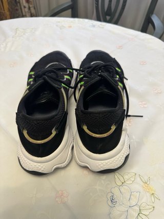 Deportivas Adidas Negras con Detalles Verdes
