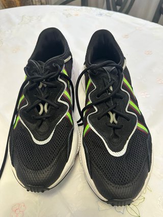 Deportivas Adidas Negras con Detalles Verdes