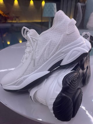 Zapatillas blancas con cuña oculta