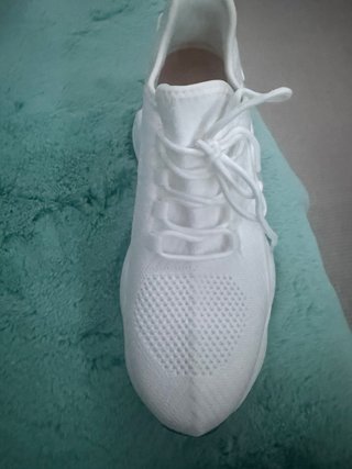 Zapatillas blancas con cuña oculta