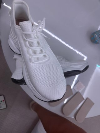 Zapatillas blancas con cuña oculta