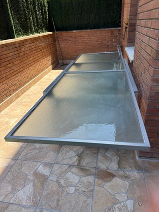 Mesa cristal y metal para jardín