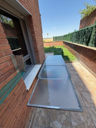 Mesa cristal y metal para jardín