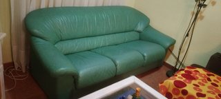 Sofá de piel verde