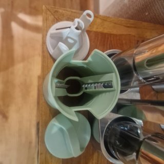 Rallador de plástico verde y blanco
