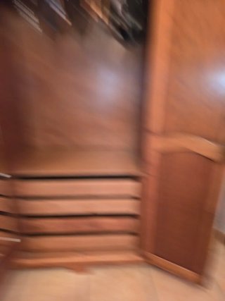 Armario de madera maciza antiguo