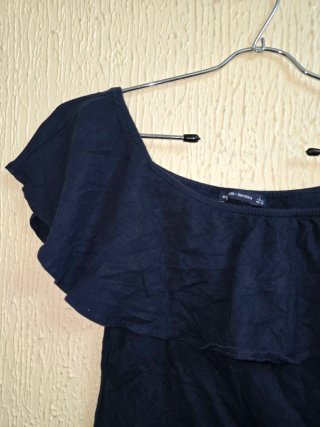 Top crop Bershka volante y encaje