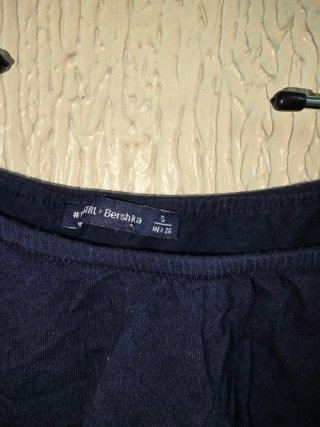 Top crop Bershka volante y encaje